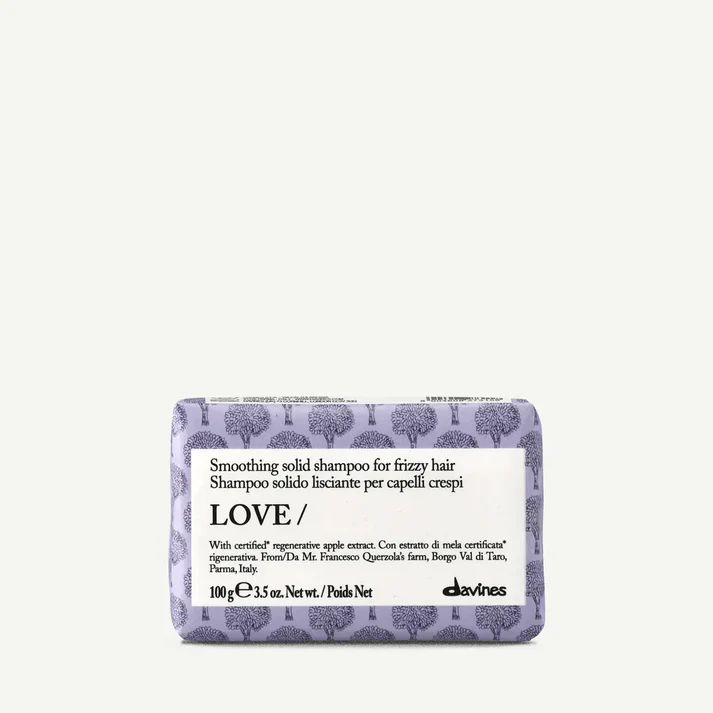 Davines LOVE Shampoo Bar për flokë të padisiplinuar ose me frizz që kërkojnë pastrim në format solid dhe rutinë të synuar sipas tipit të flokut ose skalpit
