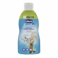 Chicco Bottle & Dish Detergent për larjen e biberonëve, tetave dhe enëve të bebes, formulë sensitive pa parfum.
