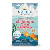 Nordic Naturals Children’s DHA Gummies paraqitet në kuti me 30 gummy pa sheqer, me 600 mg omega-3 për gummy, për fëmijë nga 3 vjeç.