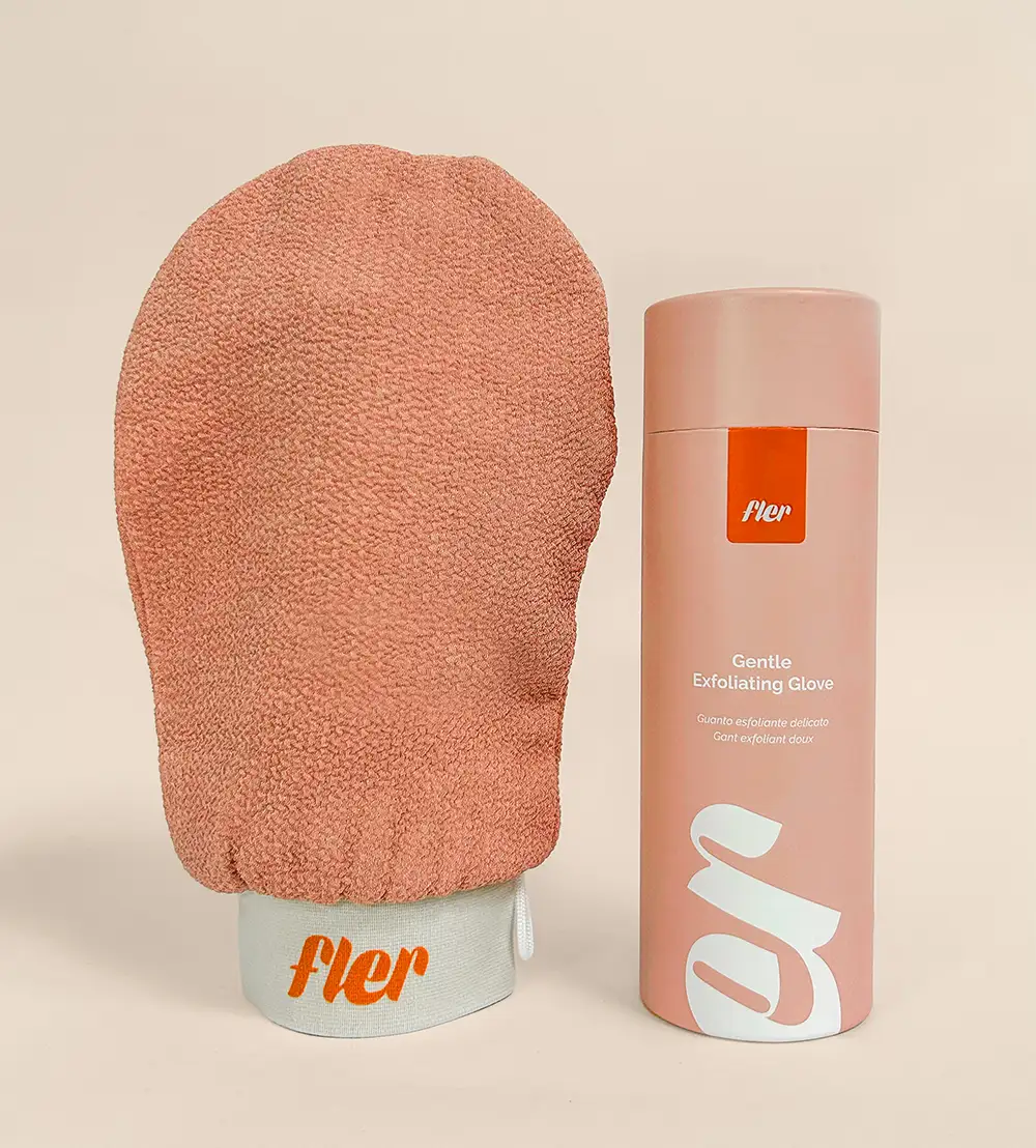 Fler Gentle Exfoliating Glove, dorezë mekanike eksfoliuese me viskozë bimore për trupin dhe rutinën para depilimit.