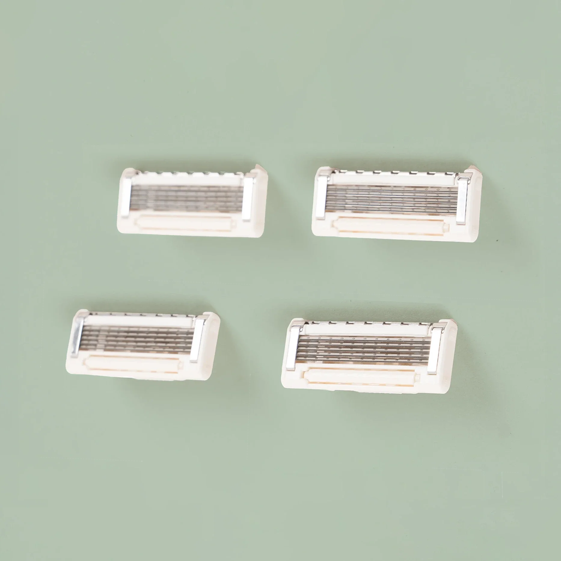 Fler Precision Blades, paketim me katër koka rroje me pesë tehe dhe teh precizioni në pjesën e pasme.